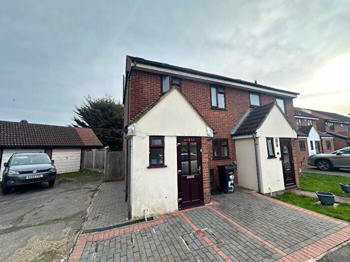 4 Bedroom End Of Terrace House For Sale In Bronte Close, Ilford, London, IG2