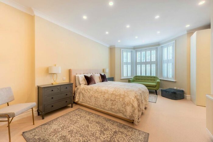 2 Bedroom Maisonette To Rent In St James's Gardens, Holland Park, London, W11