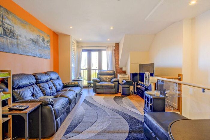 3 Bedroom Flat To Rent In Vermeer Court, Docklands, London, E14