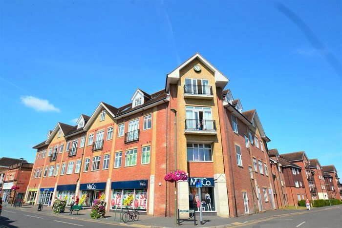 2 Bedroom Flat To Rent In Lumley Road, Horley, RH6