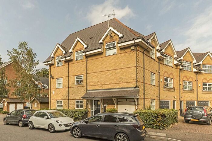 2 Bedroom Flat To Rent In Hayes Grove, London, SE22