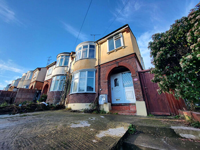 3 Bedroom Semi Detached House For Sale In Farley Hill, LU1