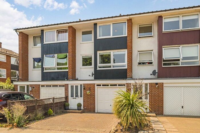 4 Bedroom Property For Sale In Jillian Close, Hampton, TW12