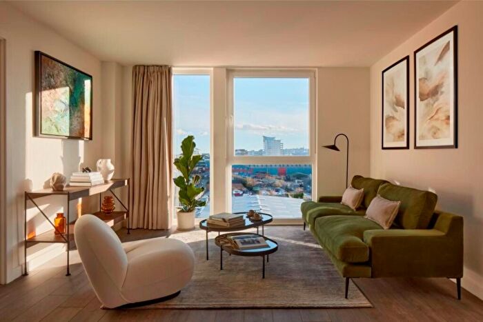 2 Bedroom Flat To Rent In Dumballs Road, Cardiff, CF10