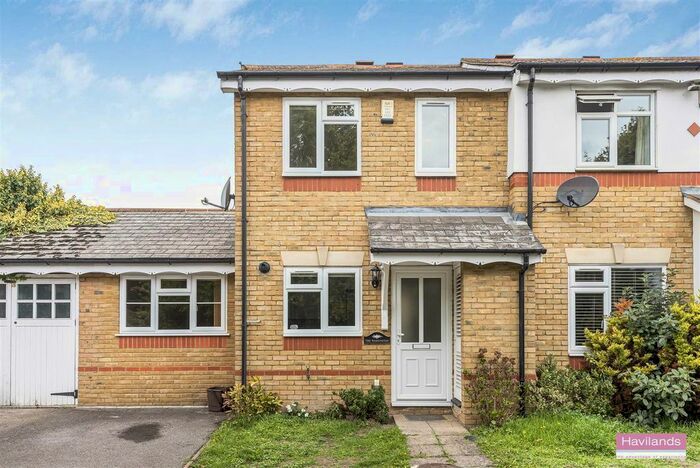 3 Bedroom Semi-Detached House To Rent In Hanbury Drive, Winchmore Hill, N21