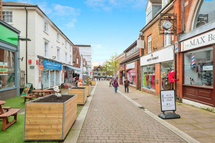 1 Bedroom Flat For Sale In High Street, Leatherhead, Surrey, KT22