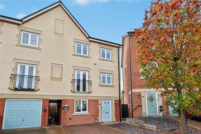 4 Bedroom End Of Terrace House For Sale In Weavers Close, Morley, Leeds, West Yorkshire, LS27
