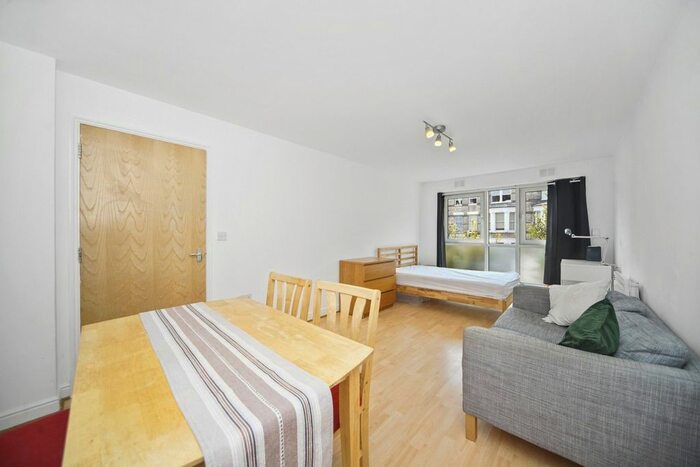 3 Bedroom Flat To Rent In Caledonian Road, Islington, London, N7