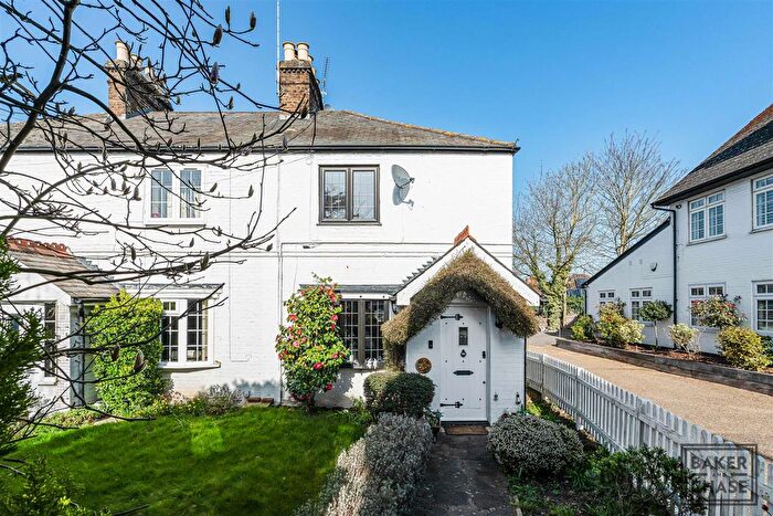 2 Bedroom Cottage For Sale In Jaycroft, The Ridgeway, Enfield, EN2