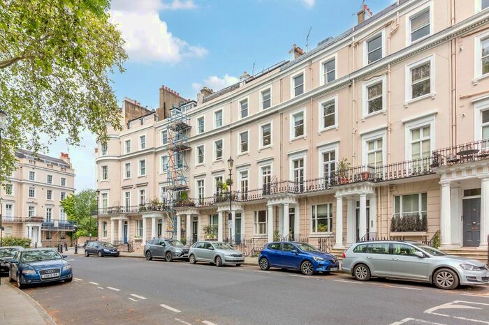 2 Bedroom Flat To Rent In Royal Crescent, London, W11