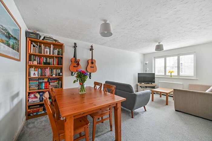 1 Bedroom Flat For Sale In Donald Woods Gardens, Surbiton, KT5