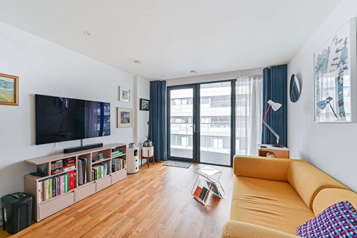 2 Bedroom Flat For Sale In Hawthorne Crescent, Greenwich, London, SE10