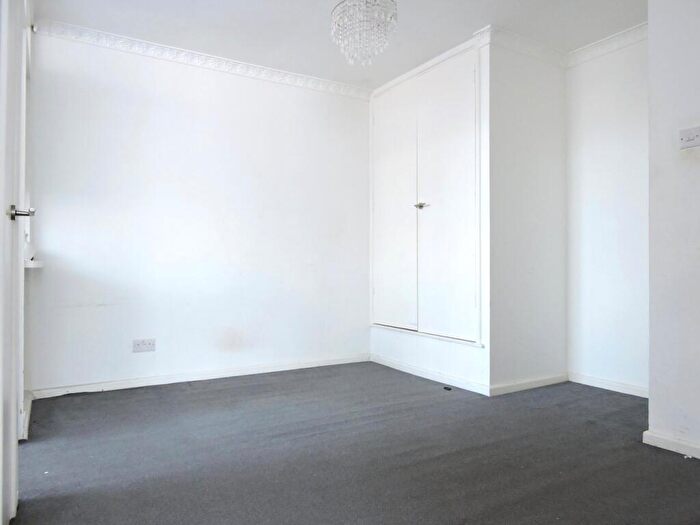 2 Bedroom Flat For Sale In Putney Road, Enfield, Middlesex, EN3