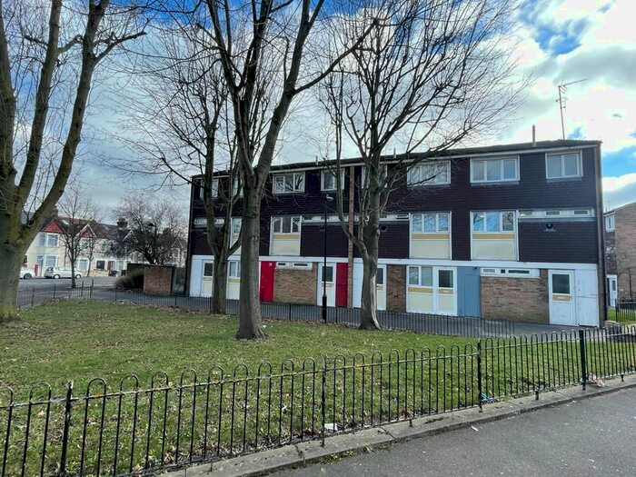 3 Bedroom Maisonette To Rent In Acacia Road, London, England, N22