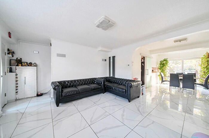 4 Bedroom Semi-Detached House To Rent In Duke Road, Ilford, IG6