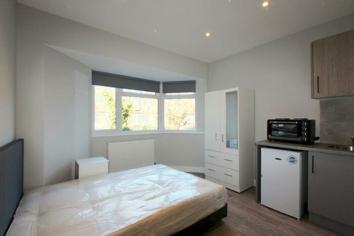 Studio To Rent In Dingwall Gardens, London, NW11