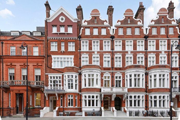 2 Bedroom Flat To Rent In Pont Street, Knightsbridge, London, SW1X