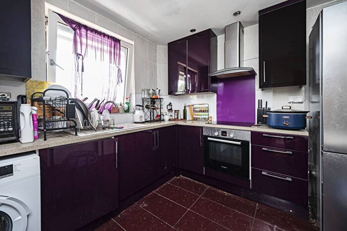 3 Bedroom Maisonette For Sale In James Campbell House, Old Ford Road, Bethnal Green, London, E2