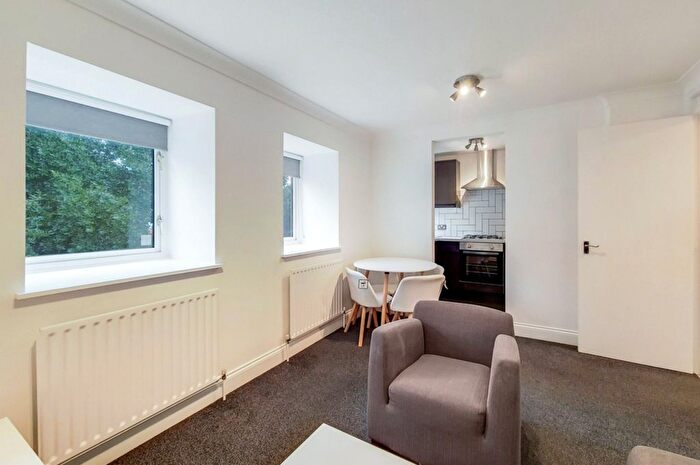 1 Bedroom Flat To Rent In Chiswick Plaza, - Sutton Court Road, W4