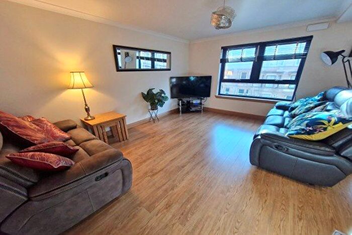 2 Bedroom Flat To Rent In Oban Drive, Glasgow, G20
