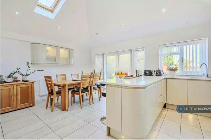 3 Bedroom Semi-Detached House To Rent In Blacklands Road, London, SE6