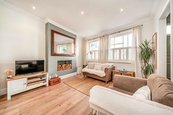 1 Bedroom Flat For Sale In High Street, Hampton, TW12
