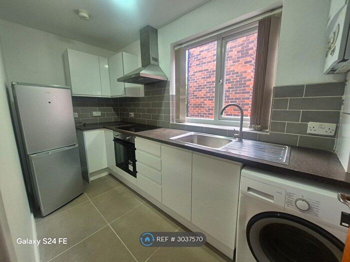 2 Bedroom Flat To Rent In Withington Road, Manchester, M16