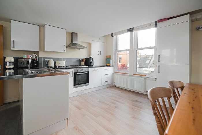 2 Bedroom Flat To Rent In Rostrevor Road, London, SW6