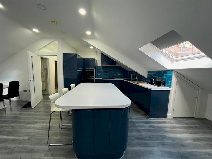 3 Bedroom Flat To Rent In Bow Road, London, E3