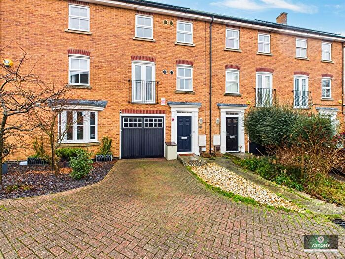 3 Bedroom Town House For Sale In Rawlinson Road, Maidenbower, Crawley, RH10