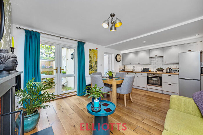 2 Bedroom Apartment For Sale In Brunswick Road, Hove, BN3
