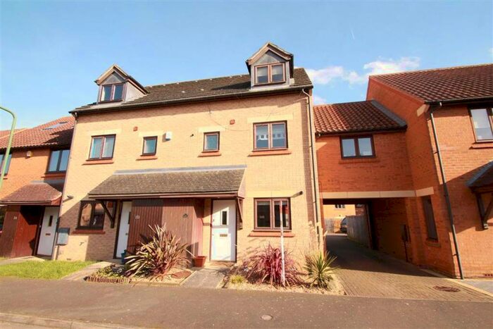 4 Bedroom Town House To Rent In Langport Crescent, Oakhill, Milton Keynes, MK5
