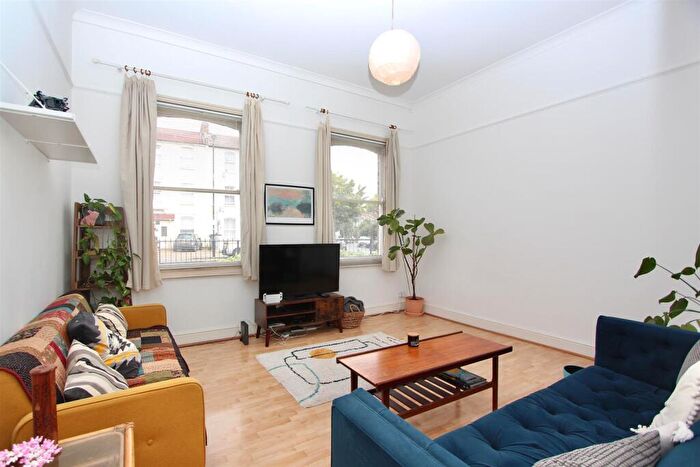 2 Bedroom Flat For Sale In Amhurst Road, N16