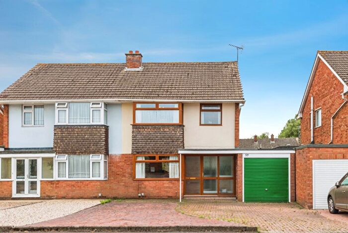 3 Bedroom Semi Detached House For Sale In Weedon Road, Swindon, SN3