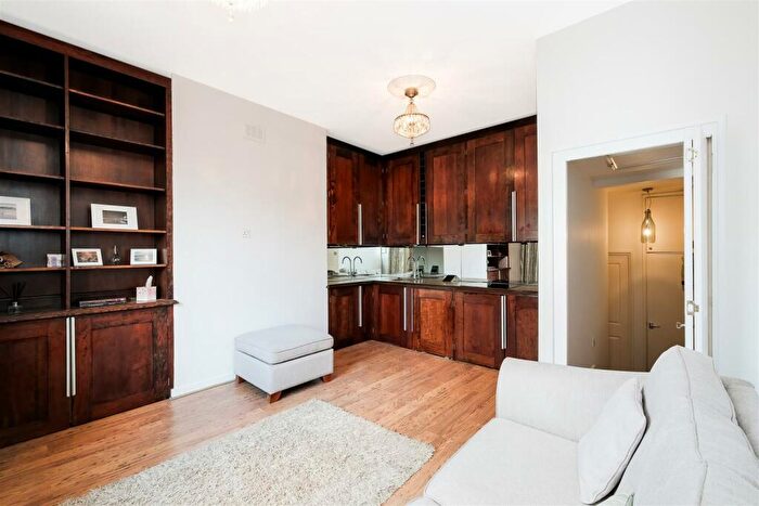 1 Bedroom Flat For Sale In Hermon Hill, Wanstead, E11