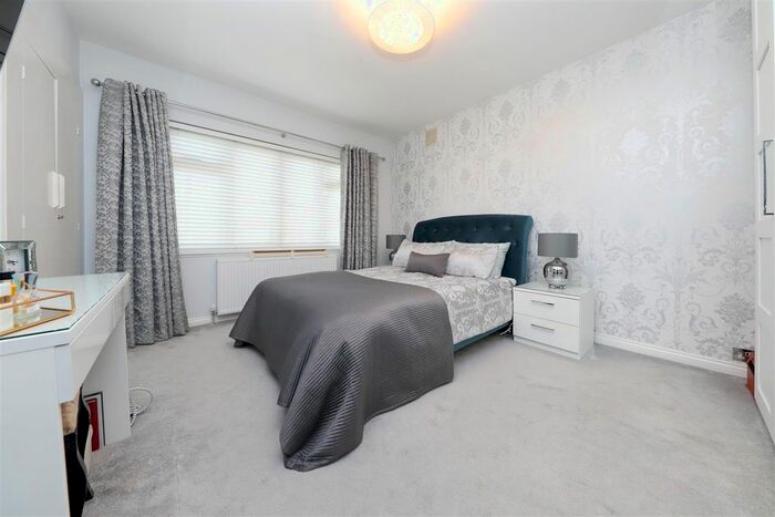 2 Bedroom Flat For Sale In Elm Park Road, Pinner, HA5
