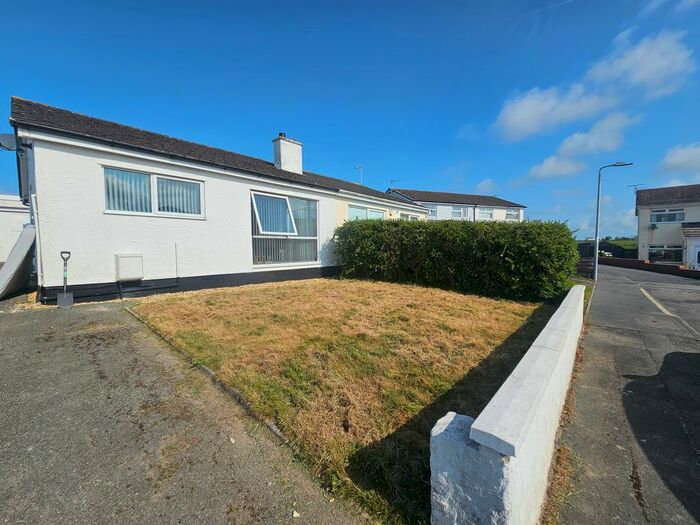 2 Bedroom Bungalow To Rent In Lon Gardener, Holyhead, LL65