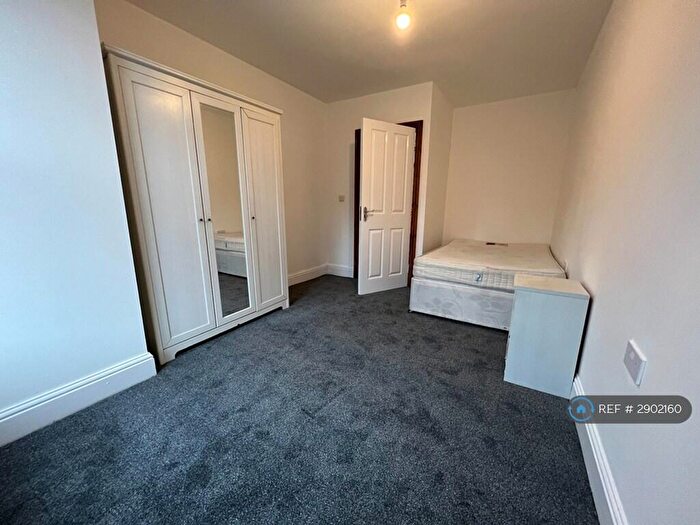 3 Bedroom Flat To Rent In Hyde Terrace, Leeds, LS2