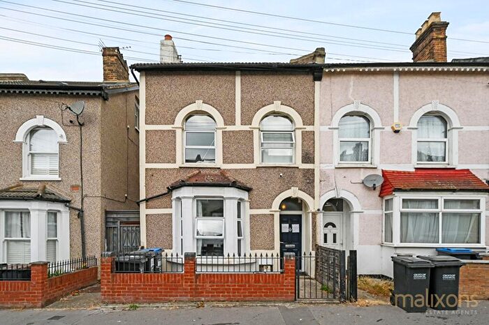4 Bedroom Semi-Detached House For Sale In Grange Park Road, Thornton Heath, CR7