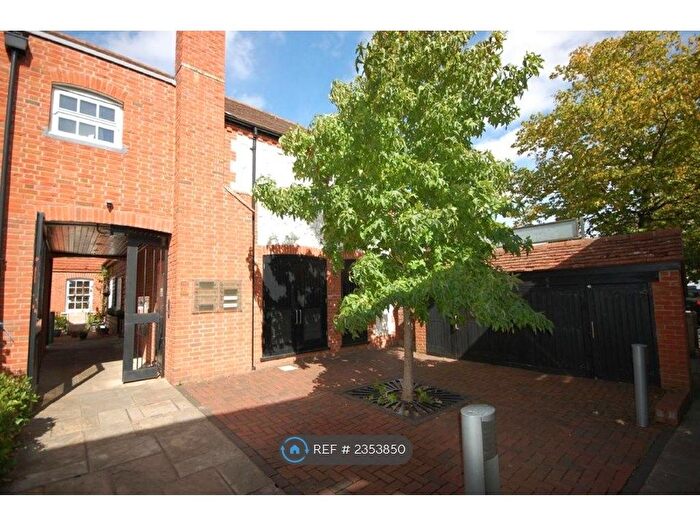 2 Bedroom Flat To Rent In Carlton Yard, Farnham, GU9