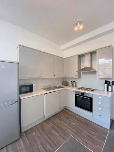 3 Bedroom Flat To Rent In South Bridge, Old Town, Edinburgh, EH1