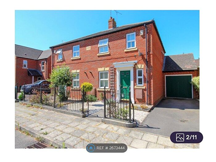 3 Bedroom Semi Detached House To Rent In Sandhill Way, Aylesbury, HP19