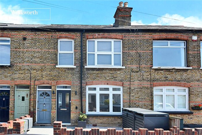 1 Bedroom Flat For Sale In Washington Road, Worcester Park, KT4