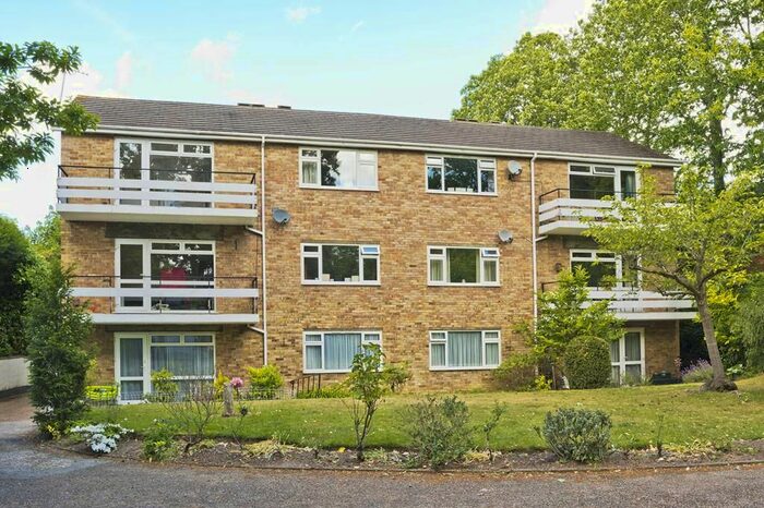 2 Bedroom Flat To Rent In Pine Court, Pine Grove KT13