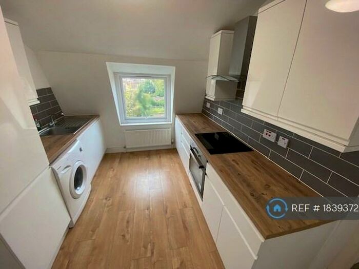2 Bedroom Flat To Rent In Top Floor, London, SE18