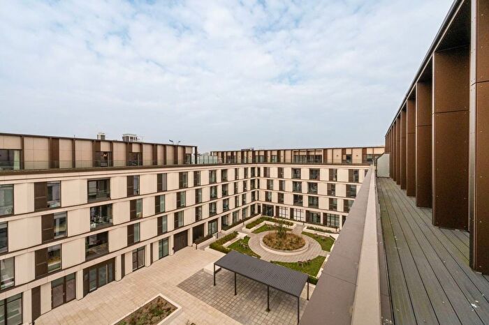 3 Bedroom Flat To Rent In Walton Court, Walton-On-Thames, KT12