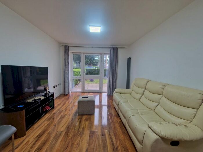 2 Bedroom Flat To Rent In Elmwood Avenue, Feltham, TW13