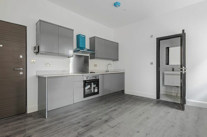 Studio To Rent In Uxbridge Road, London, W12