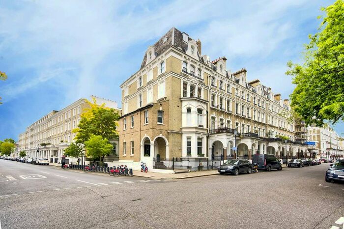 3 Bedroom Flat To Rent In Redcliffe Square, Chelsea, London, SW10