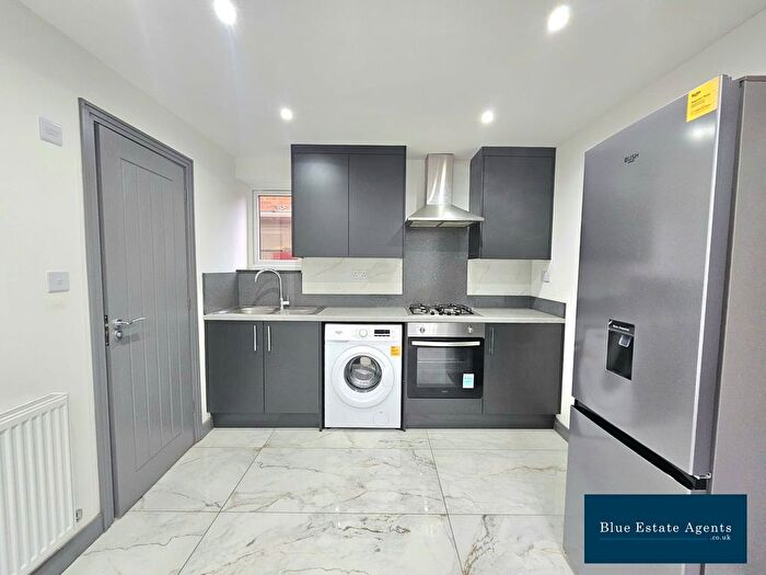 3 Bedroom Flat To Rent In Brabazon Road, Hounslow, TW5